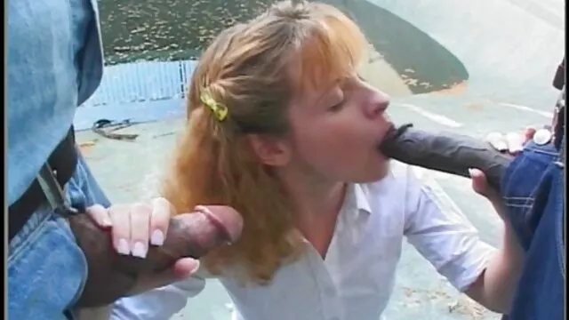Des lesbiennes brésiliennes s'embrassent et se lèchent video sex voiture le cul