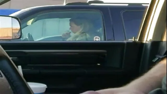 Fille et porno dans la voiture garçon au lit
