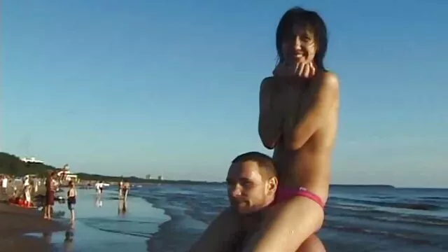 Magyar tini csaj hatalmas porno en voiture arcpakolast kap