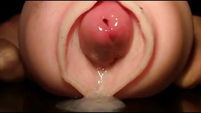 Blonde film porno voiture anglaise jouant avec un gode