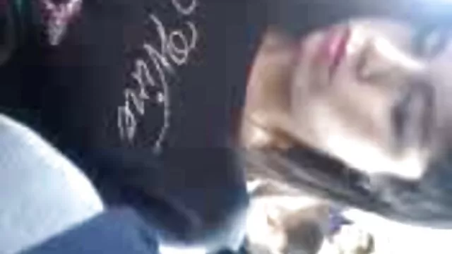 Fille gicle avec OhMiBod sur petite branlette en voiture webcam