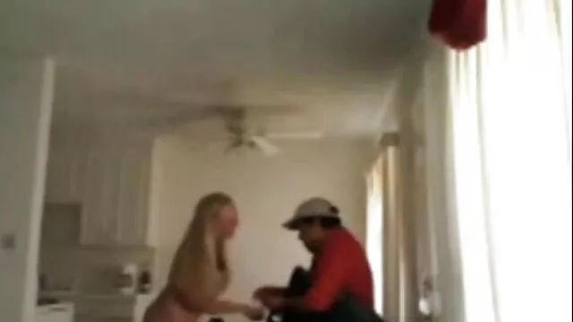 Regarde ma chatte gonflée dans une porno dans un voiture culotte serrée en PVC