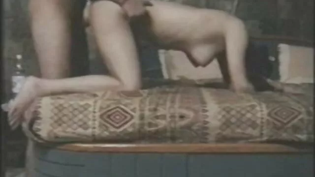 Deux couples échangistes allemands échangent leur branlette dans la voiture femme et se font baiser à quatre