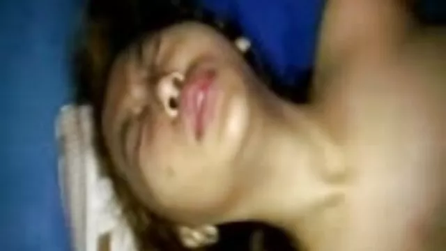 Femme joue avec le cul de son video branlette voiture mari