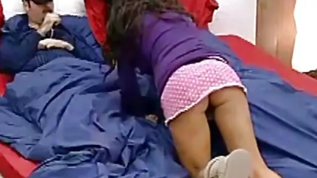 Hye s'il te plaît papa sois video de sexe dans une voiture gentil avec moi!
