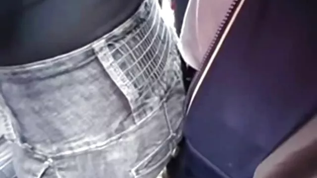 Une lesbienne mignonne se fait lentement baiser dans son premier video de sex voiture porno