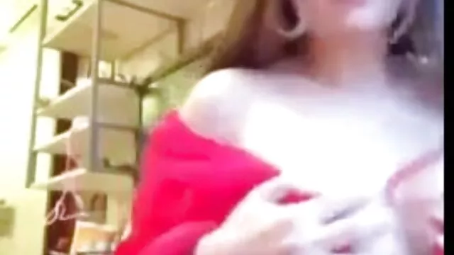 Nikki Knightly se porn voiture branle et obtient un soin du visage en POV
