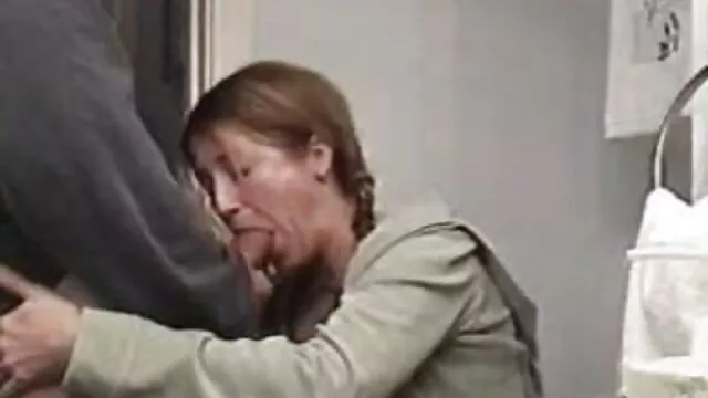 Domina fouette, piétine la bite et baise sex voiture video une esclave nue