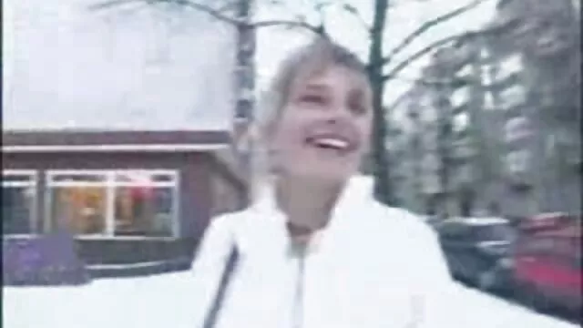 MILF brune aux cheveux bouclés aux porno vehicule gros seins et à la chatte poilue percée