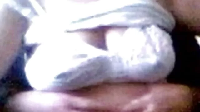 Euro milf Mia vous permet de la regarder jouer avec sa chatte pornovoiture