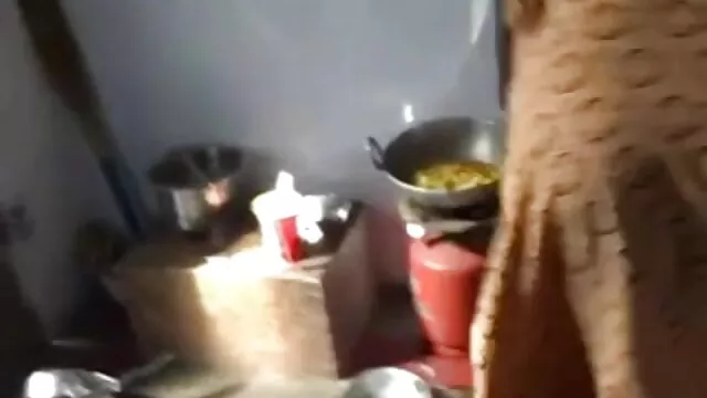 Sexe caché dans la salle de bain serbe il la baise dans sa voiture
