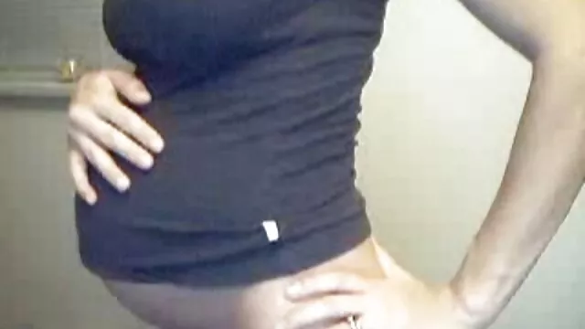 Des lesbiennes soumises endurent le sexe en voiture video tourment des seins et la fessée