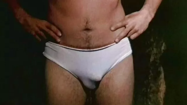 Une salope BBW soumise se fait ramoner porno en conduisant la canne avant que les deux trous ne soient couverts.