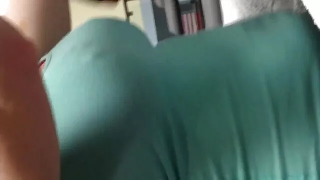 Ado britannique mignonne prend une grosse bite noire video sexe amateur en voiture