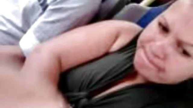 Gode film porno dans la voiture ​​nain