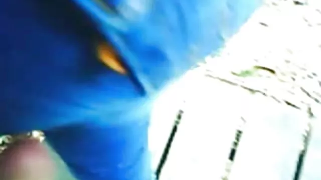 Sucer la grosse bite sexe en voitur de mon copain