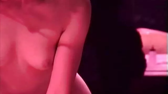 Fille se détend pour ses employés avec plusieurs sexe dans la voitur jouets partie 9
