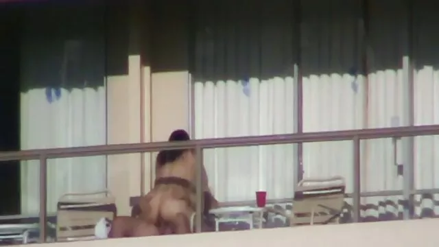 Babe branlette dans la voiture masquée aux seins naturels baisée durement