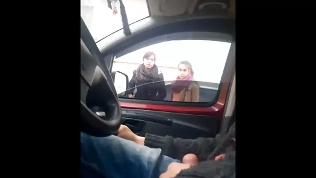 Belle petite porno vehicule amie avec d'énormes seins naturels