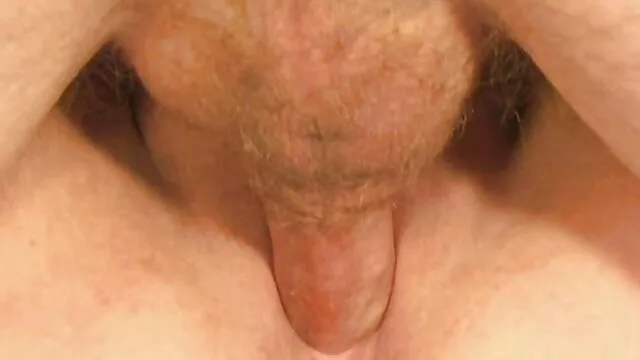 Une séance de peinture nue se transforme en trio voiture porn