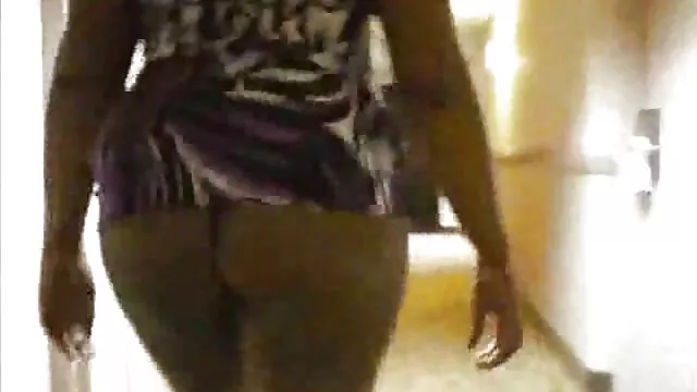 Hot Latina examine indépendamment le voyeur gay voiture col de l'utérus avec un spéculum