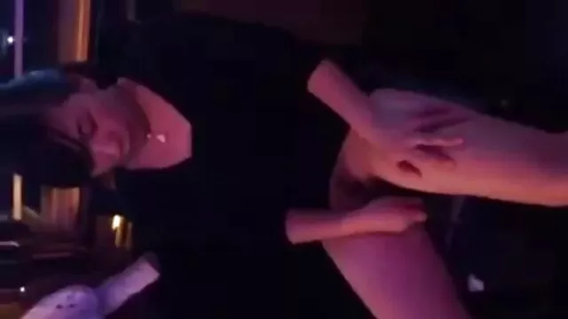 Manger video de sexe dans une voiture du sperme d'un préservatif