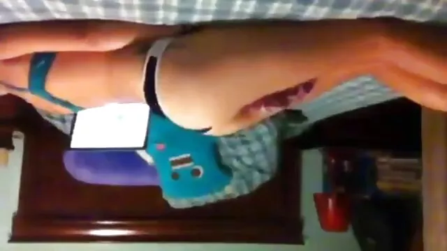 Petite fille branle la porno dans un voiture bite
