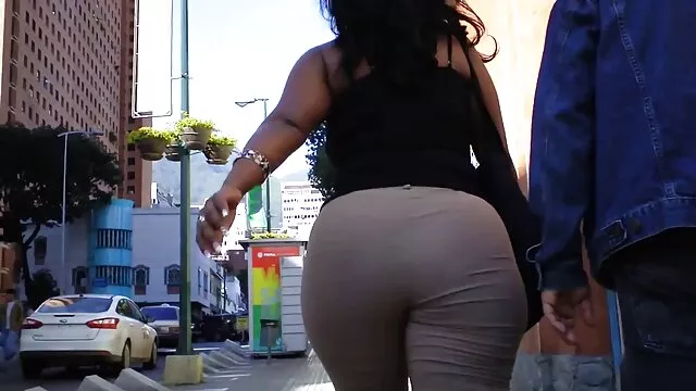CFF - Jolie fille dans les escaliers video de sexe dans une voiture