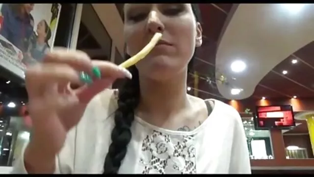 Milf et jeune video sexe voiture homme
